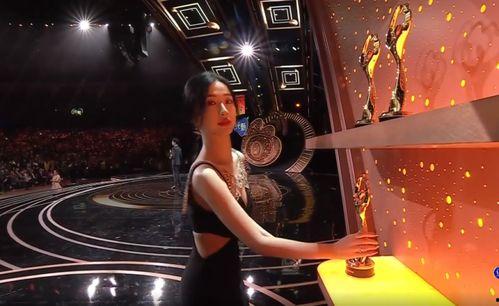 娱乐圈吃瓜王鹤棣虞书欣,娱乐圈的甜蜜瓜田，揭秘这对新晋CP的甜蜜瞬间